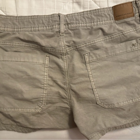 American eagle outfitters low rise olive green khaki shorts - Picture 3 of 3